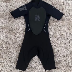Boys size 8 body glove shorty wetsuit